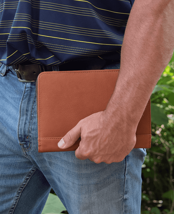 Man carrying a Nino leather journal